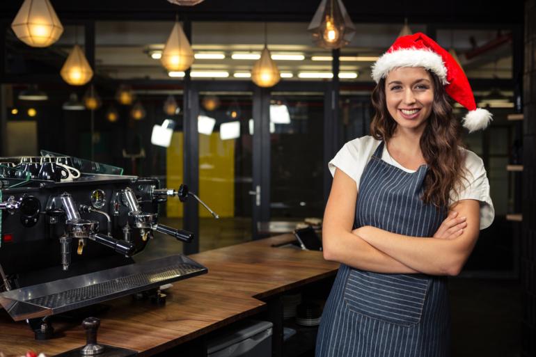 Mujer con un gorro de navidad